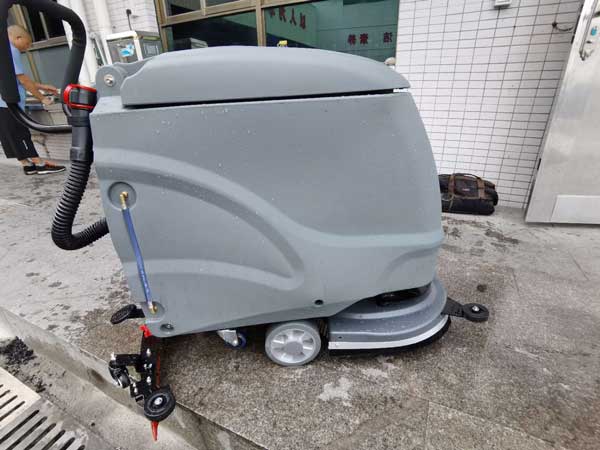 洗地機(jī)在工廠地面保潔中發(fā)揮了哪些重要作用 洗地機(jī)在工廠地面保潔中發(fā)揮了哪些重要作用