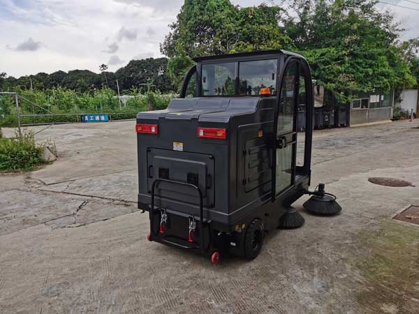 掃地車吸塵車廠家教你如何選購電動(dòng)掃地車 掃地車吸塵車廠家教你如何選購電動(dòng)掃地車