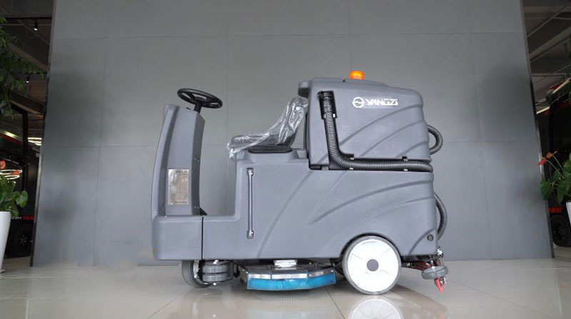 使用正確類型的洗地機清潔! 使用正確類型的洗地機清潔!