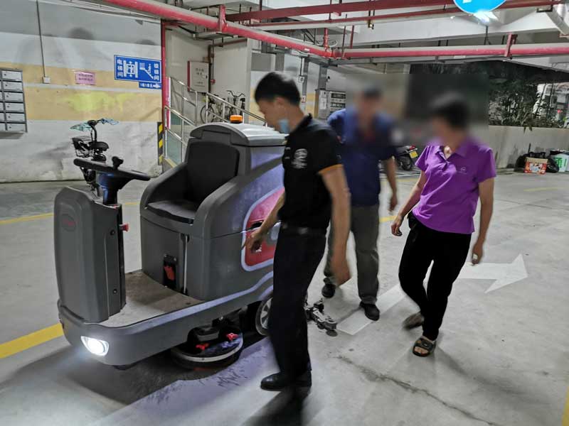 全自動洗地機(jī)是如何實(shí)現(xiàn)高效清潔 全自動洗地機(jī)是如何實(shí)現(xiàn)高效清潔