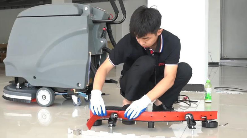 駕駛式洗地機(jī)該怎么保養(yǎng) 駕駛式洗地機(jī)該怎么保養(yǎng)