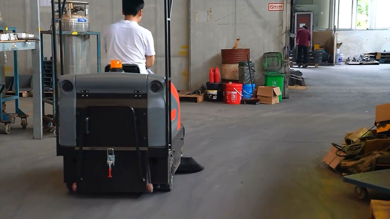 駕駛式掃地機解決工廠地面清潔難題