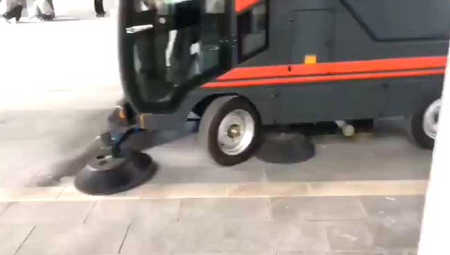 響應(yīng)國家節(jié)能環(huán)保的號(hào)召,揚(yáng)子推出工業(yè)掃地機(jī)